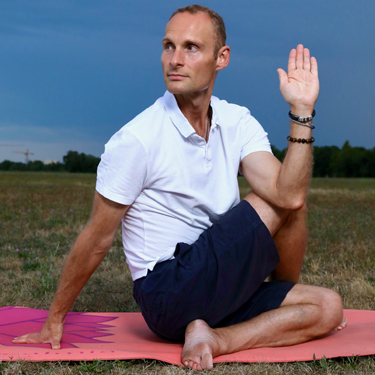 Wie kann Yoga zu mehr Lebensqualität und Wohlbefinden führen?