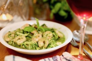 Zucchini-Spaghetti mit Garnelen und Rucula-Pesto