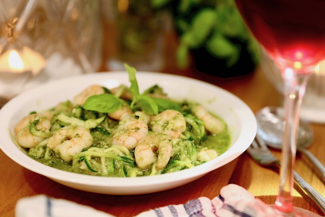 Glutenfreie Zucchini-Spaghetti mit Garnelen und Rucola-Pesto - Genuss ...